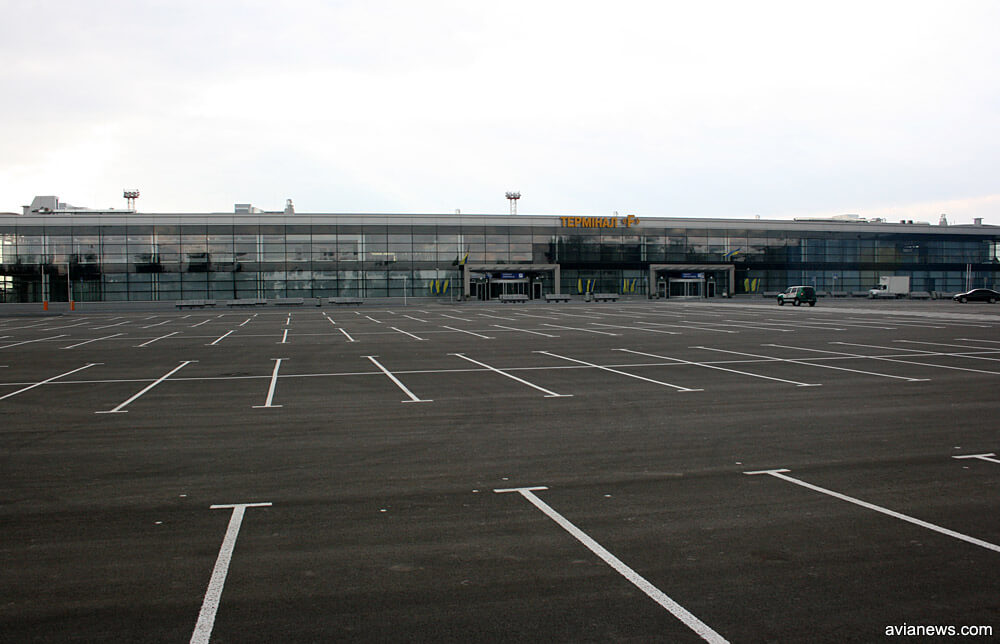 Автостоянка перед терминалом F в аэропорту Борисполь.